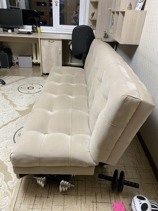 Продам диван в комнату