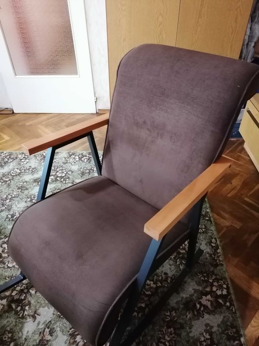 Продавам люлеещ се стол!
