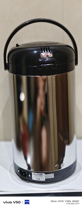 Термос горячей воды.