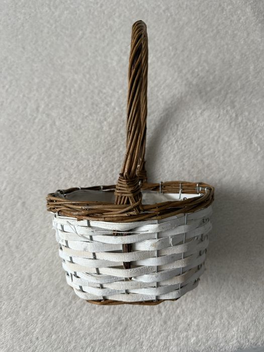 Малка плетена кошница