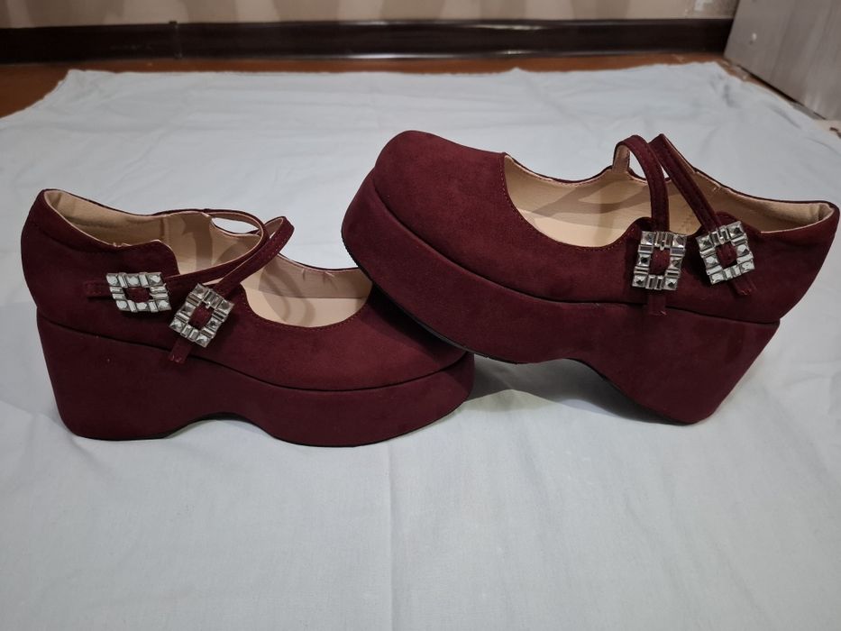 Бордовые замыжные туфли на платформе, новые не разу не носили.