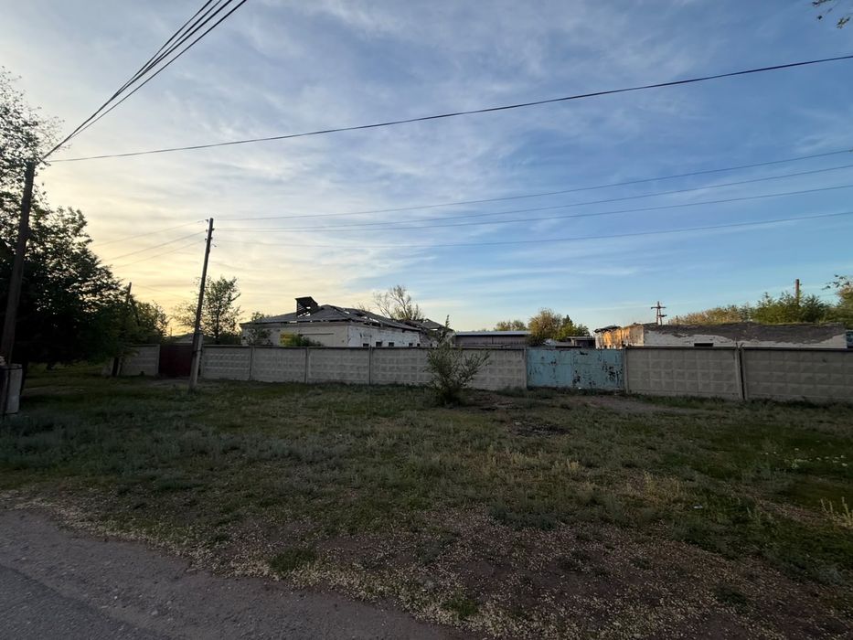 Продам участок со строениями
