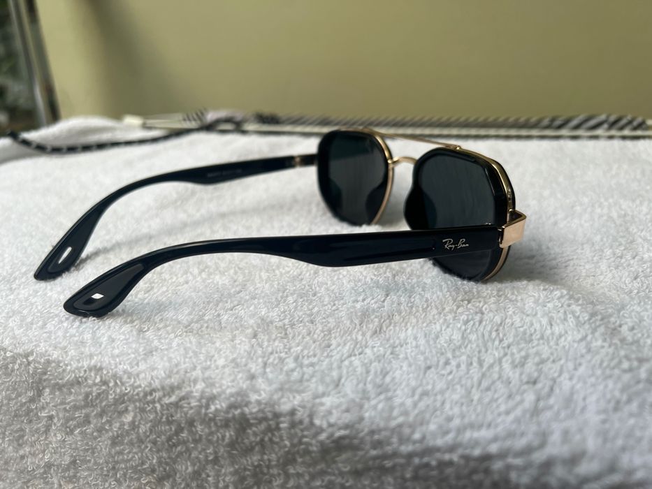 Продават се очила на феррари