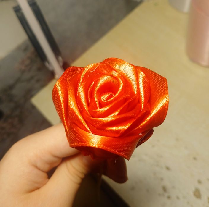 Цветы из атласных лент