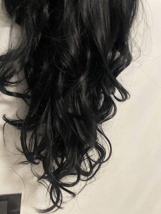 Peruca bruneta lunga ondulata