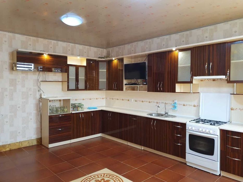 Продаётся шикарная 4-х комнатная квартира 160 кв.м, с мебелью.