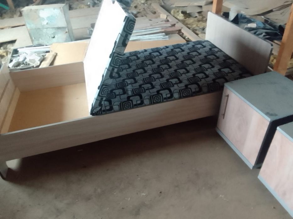 Кровать и 2 тумбы