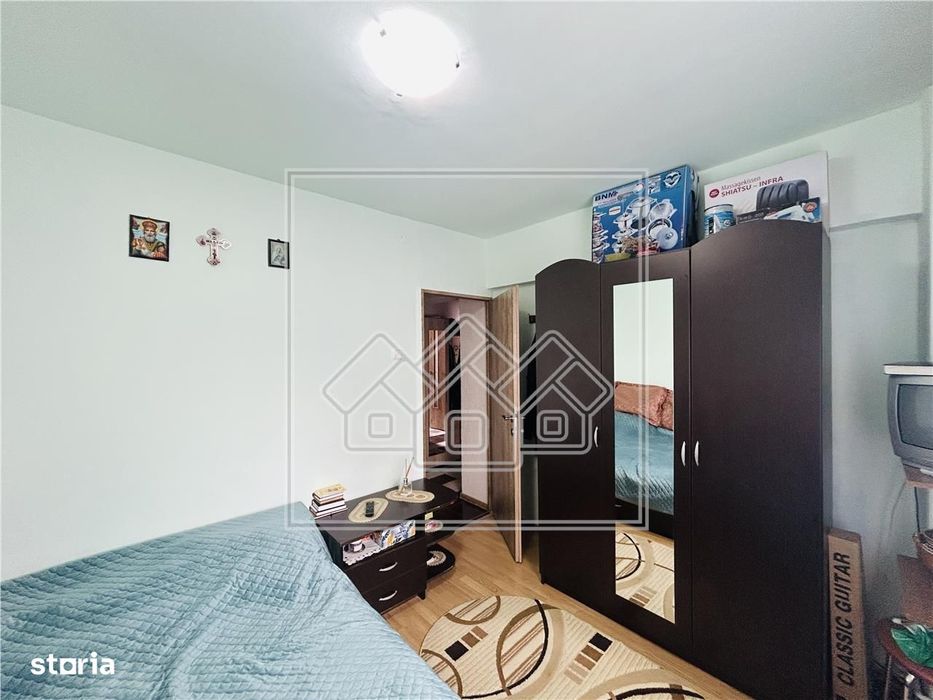 Ap decomandat, cu 2 camere, balcon, etaj intermediar - M. Viteazu