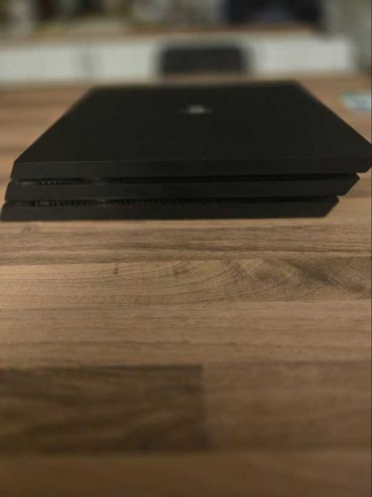 PS4(Playstation 4) PRO 1TB - stare foarte buna + 2 CONTROLLERE + 6 JOCURI