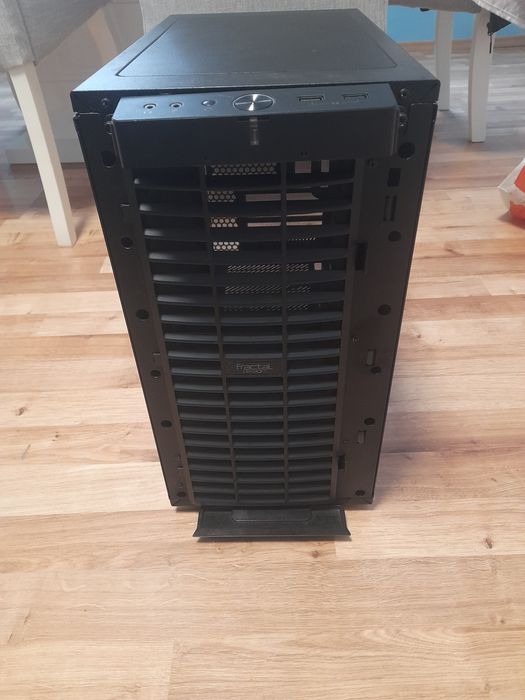 Кутия от настолен компютър