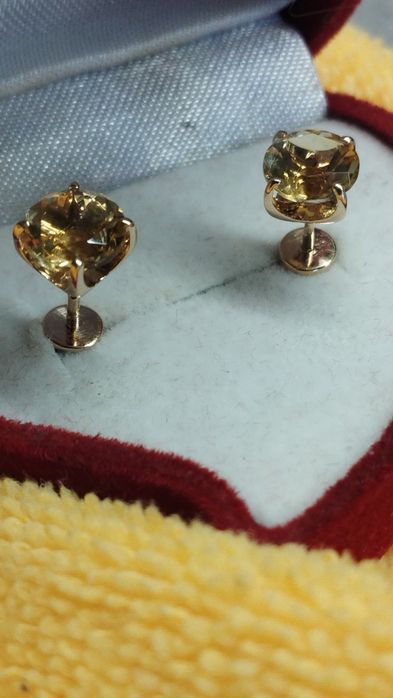 Продам золотые серьги.
