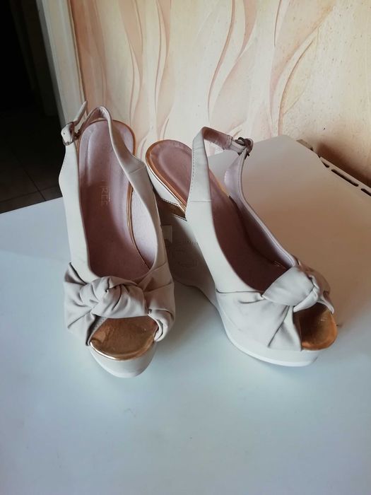 Красиви летни обувки на платформа