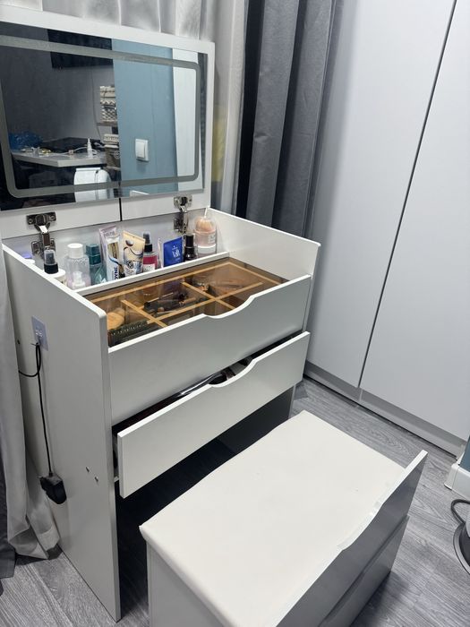 Туалетный столик ( столик для макияжа ) вместительный