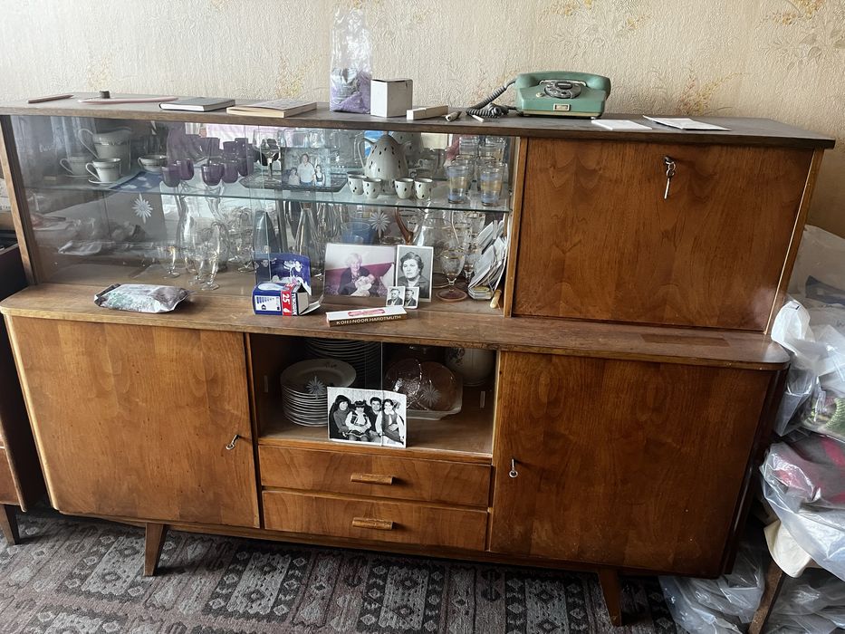 Масивни дървени гардероби, скрин и маса и маса