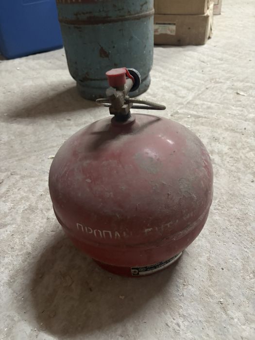 Газова бутилки и две малки