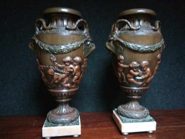 Set 2 amfore sec 19 din bronz cu antimoniu pe soclu din marmură in sti