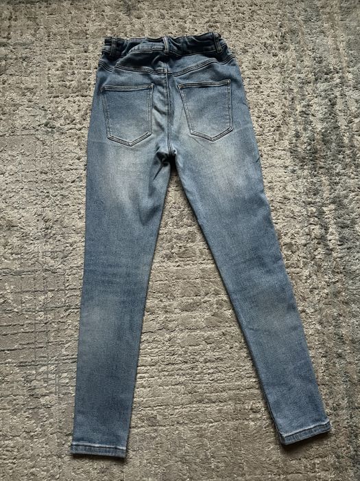 Узкие джинсы на резинке