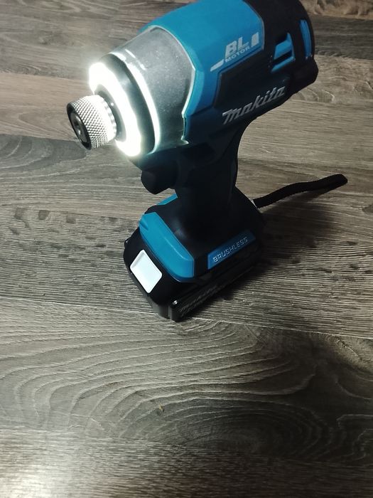 Autofiletanta Makita DTD173 cu baterie de 6A NOU