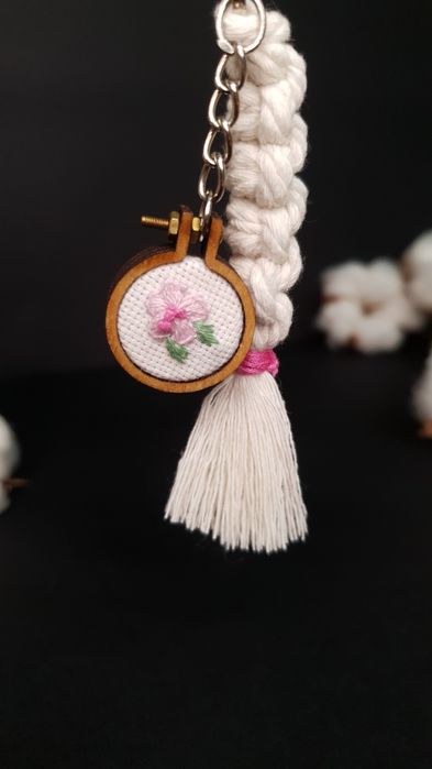 Breloc minigherghef handmade.