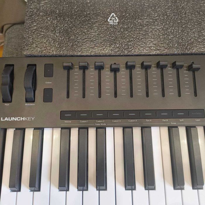 Midi клавиатура Novation Launchkey 49 MK4