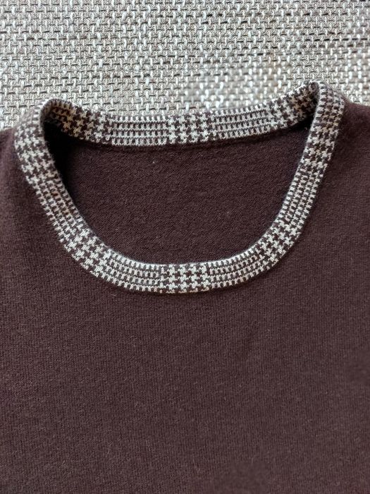 Pulover rafinat maro cu garnitura bej la baza gatului