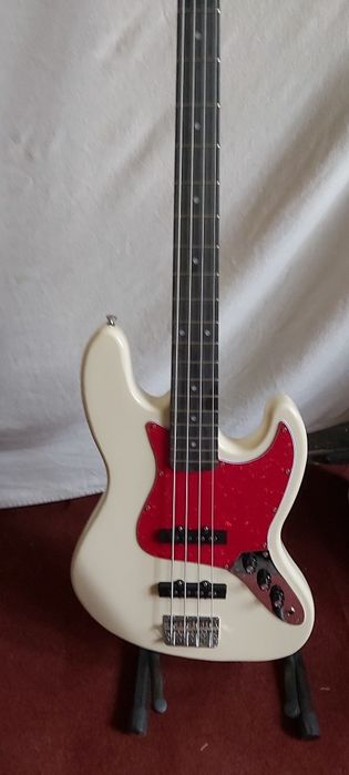 Vând  chitara bas