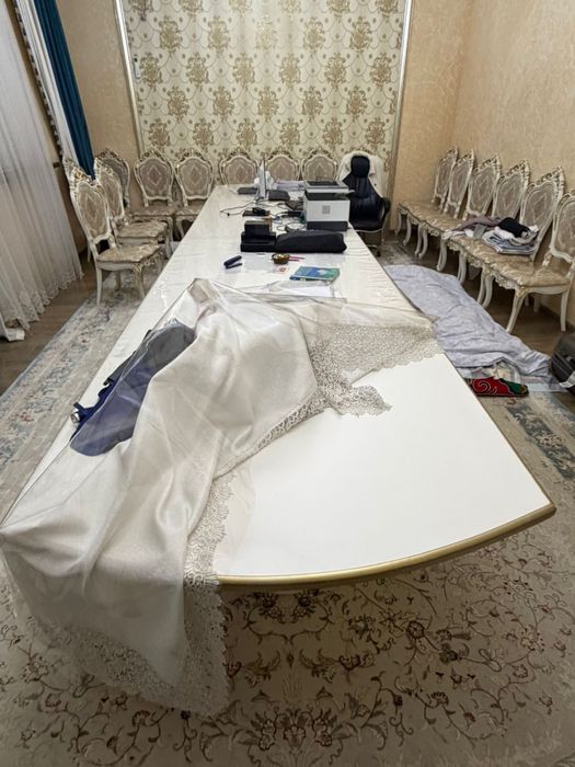 Белый стол длинный