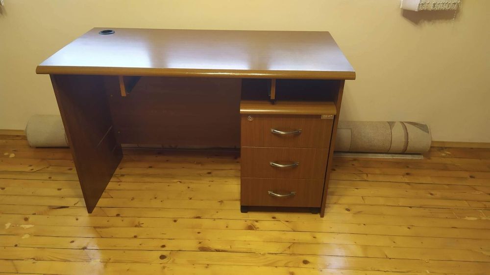 Много запазено бюро