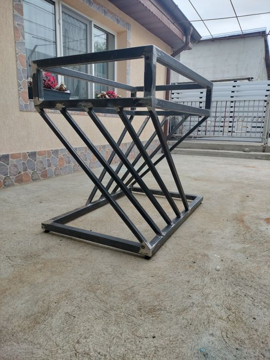 masa din metal/cadru metalic