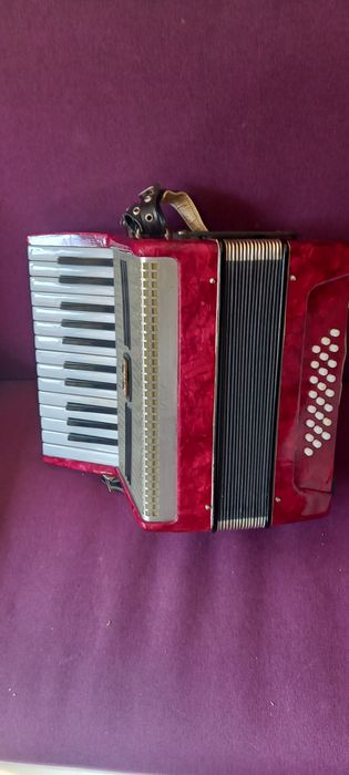 Vând acordeon Timiș cu 24 de basi
