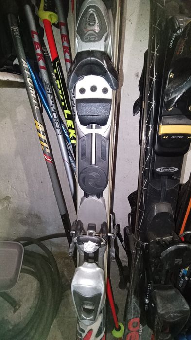 Три чифта ски Rosignol (щеки, обувки, чанти, очила, каски) .