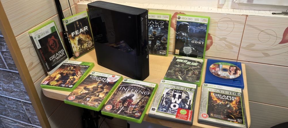 Consola Xbox 360 E 500GB + 13 Jocuri XBox + 6 jocuri PS3 (Gratuite)