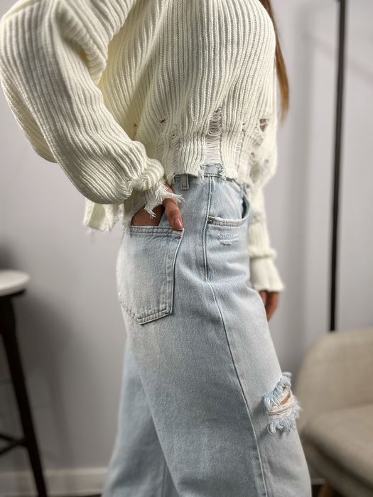 Дамски дънки в светъл деним с широк крачол