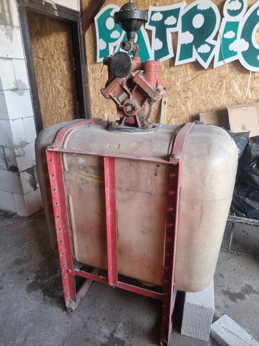 Pompă si bazin de ierbicidat  pentru tractor