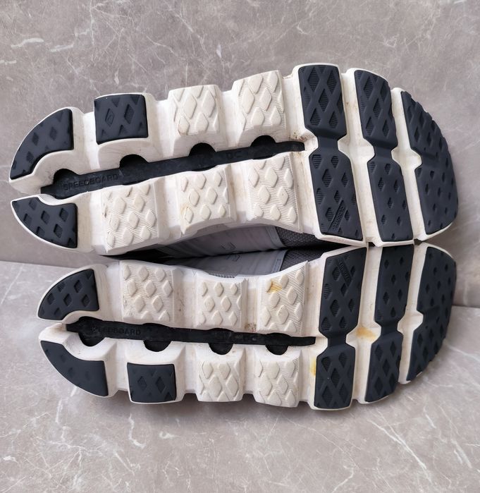 On  Cloud 3 'Alloy Glacier номер 44,5