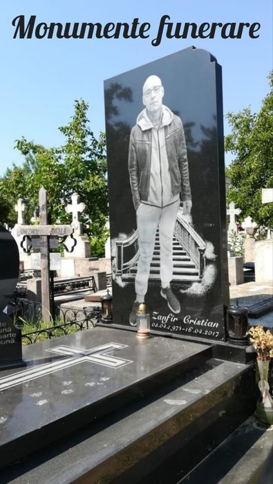 Monumente Funerare