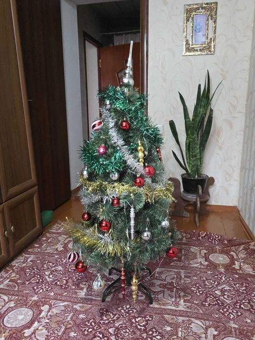 Ёлка новогодняя с игрушками