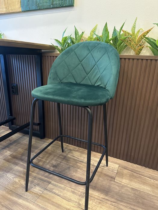 Бар стол с кадифе и черни метални крака