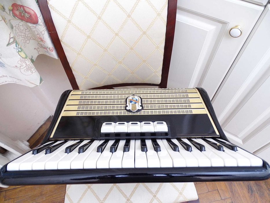 Много запазен стар акордеон Велтмайстер 60 баса