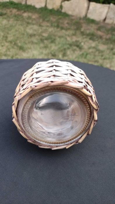 Гарафа от стъкло с ратанова оплетка