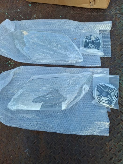 Стёкла фар Митсубиси Аутлэндр. 1 ый кузов. Новые