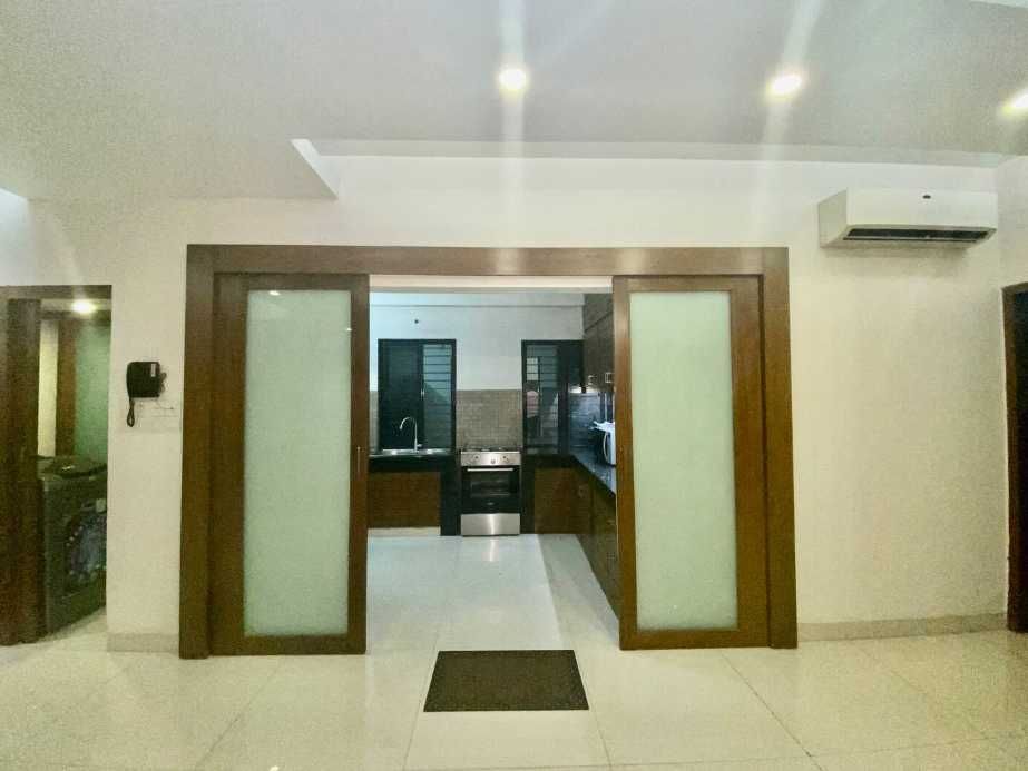 Дава се под наем Тристаен апартамент в Пловдив, Остромила - 81 кв.м за 270.3 € - Снимка #2