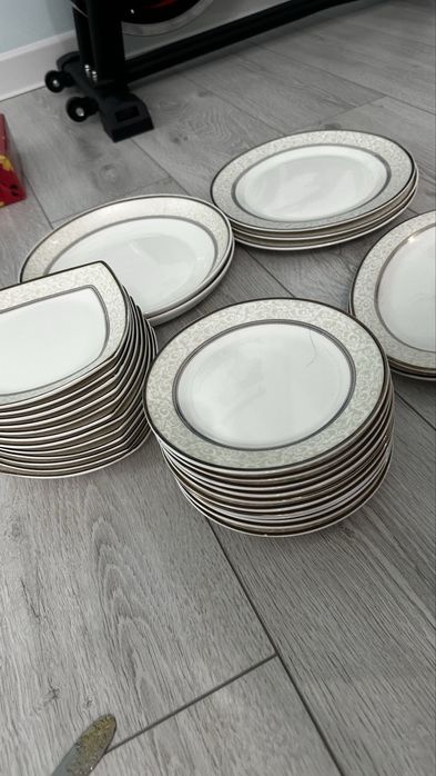 Продаю набор тарелок,большие маленькие