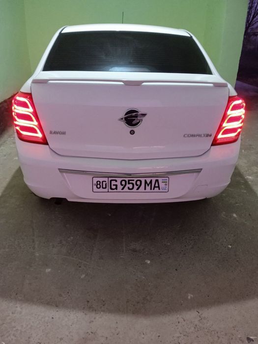 Kobalt orqa fara sotiladi bir tomoni butun bir tomoni ochip taxlangan