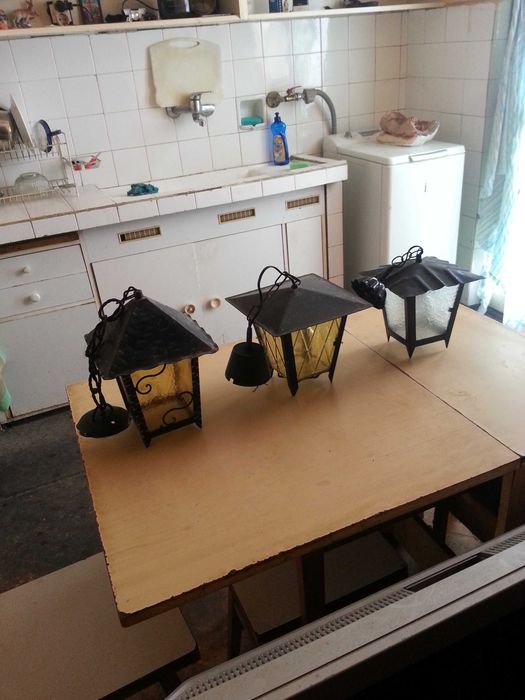 Стари електрически фенери.