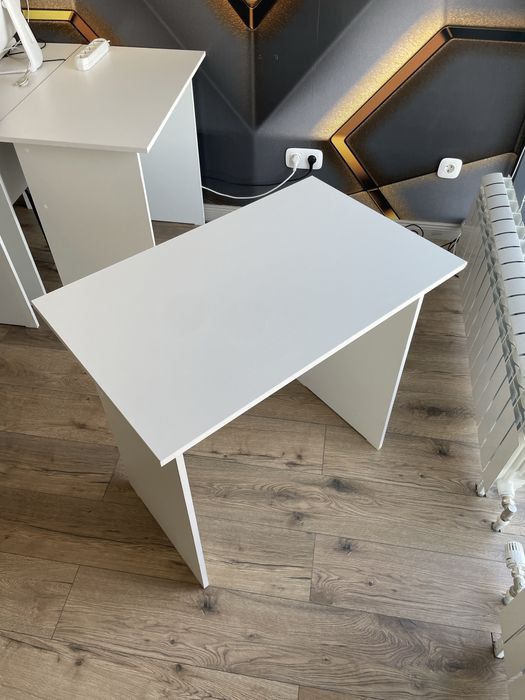 Продаётся стол для рабочего места.