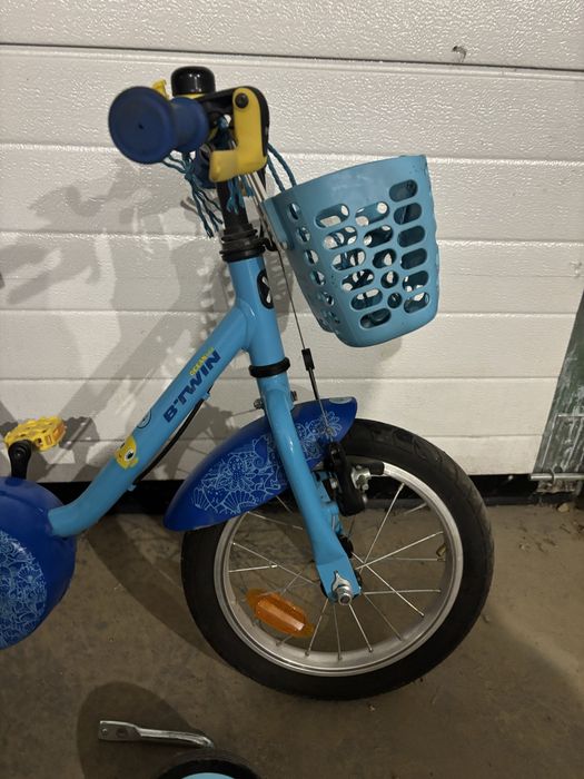 Vând bicicletă copii B'TWIN Ocean 100 (Decathlon), mărime 14 inch, potrivită pentru copii cu vârsta între 3 și 5 ani (înălțime aprox. 90 – 105 cm).