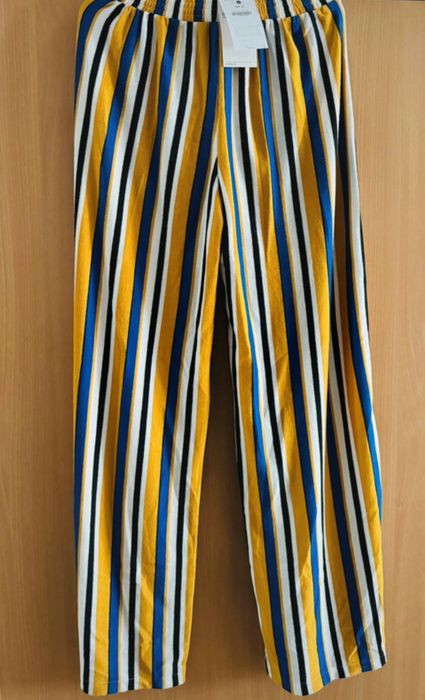 Pantaloni Bershka noi cu eticheta
