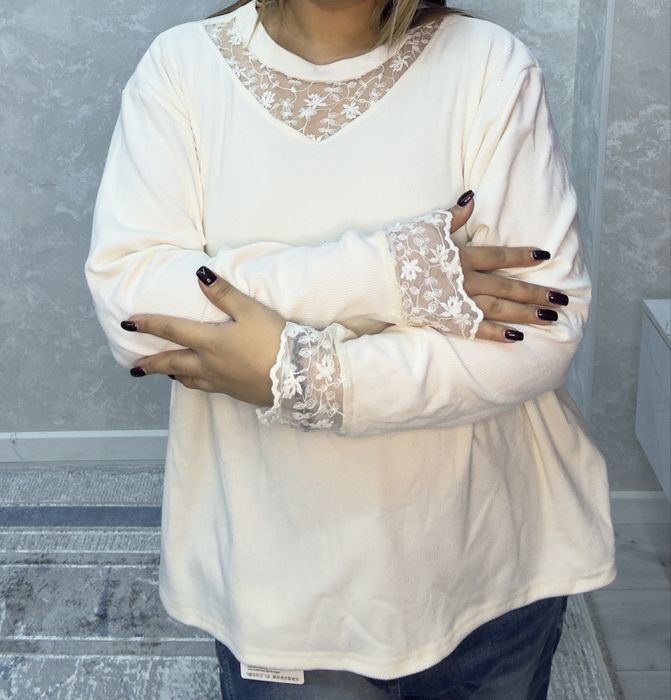 Кофта и джинсы.