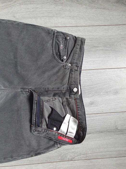 Blugi TOMMY HILFIGER "Mom Jean" - Marime W33 L32 (Talie 88 cm)